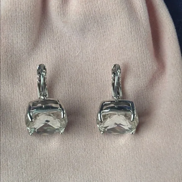 Kate Spade Silver Tone Square Cushion-Cut Crystal Drop Earrings Lever-back Close - Picture 5 of 12